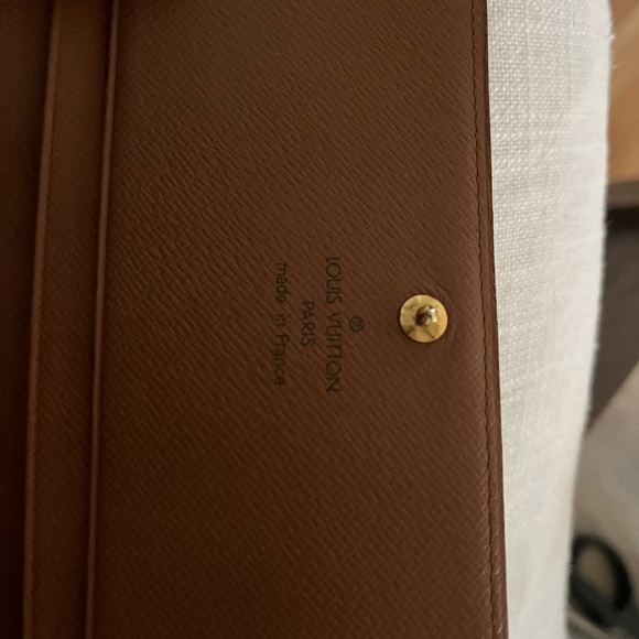 LUIS VUITTON
Compact Wallet - Picture 10 of 11